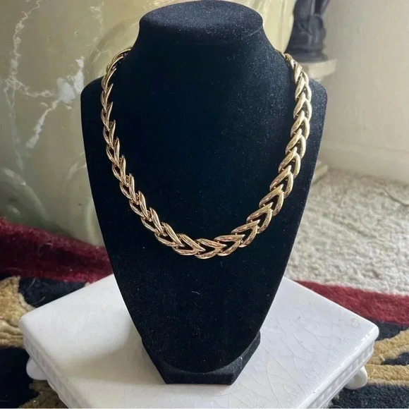 Gold Tone Necklace - Picture 4 of 6